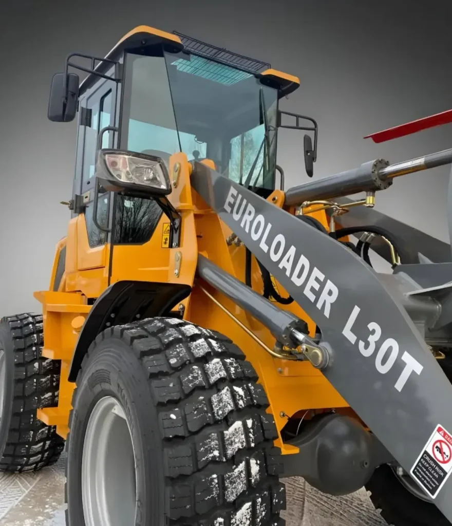 Närbild på hytt och stora däck på Euroloader L30T hjullastare