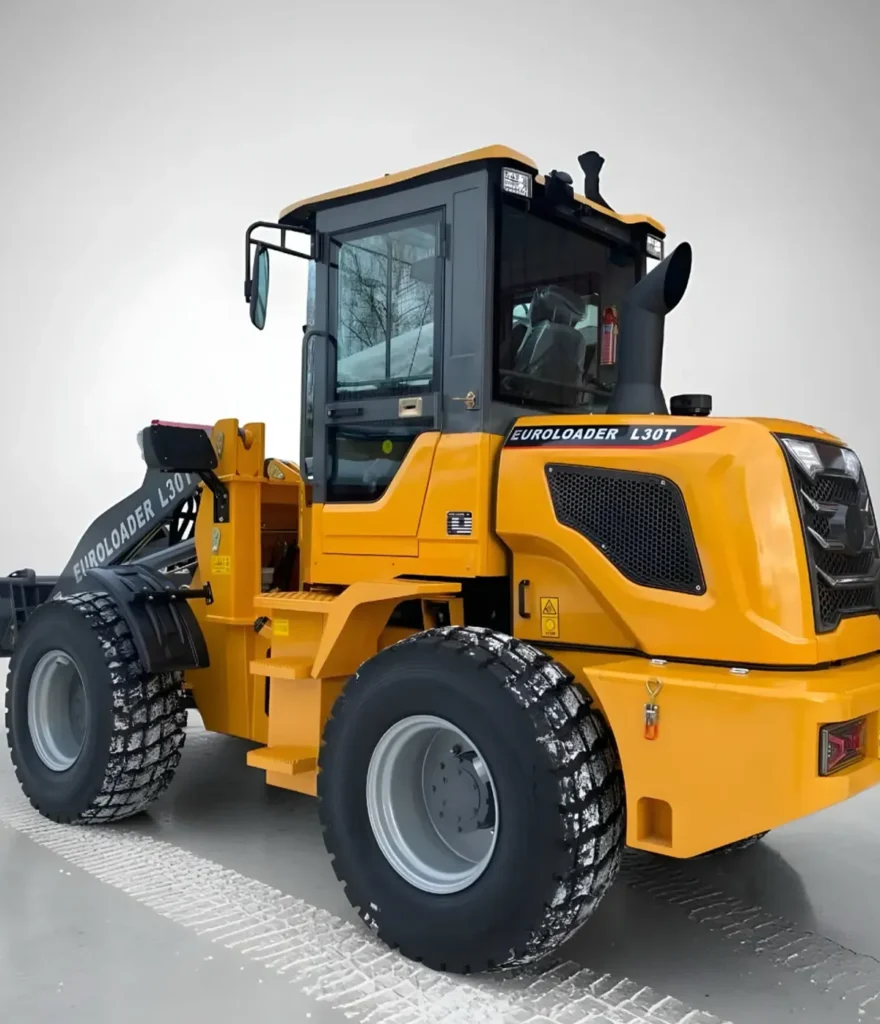 Gul Euroloader L30T hjullastare parkerad inomhus
