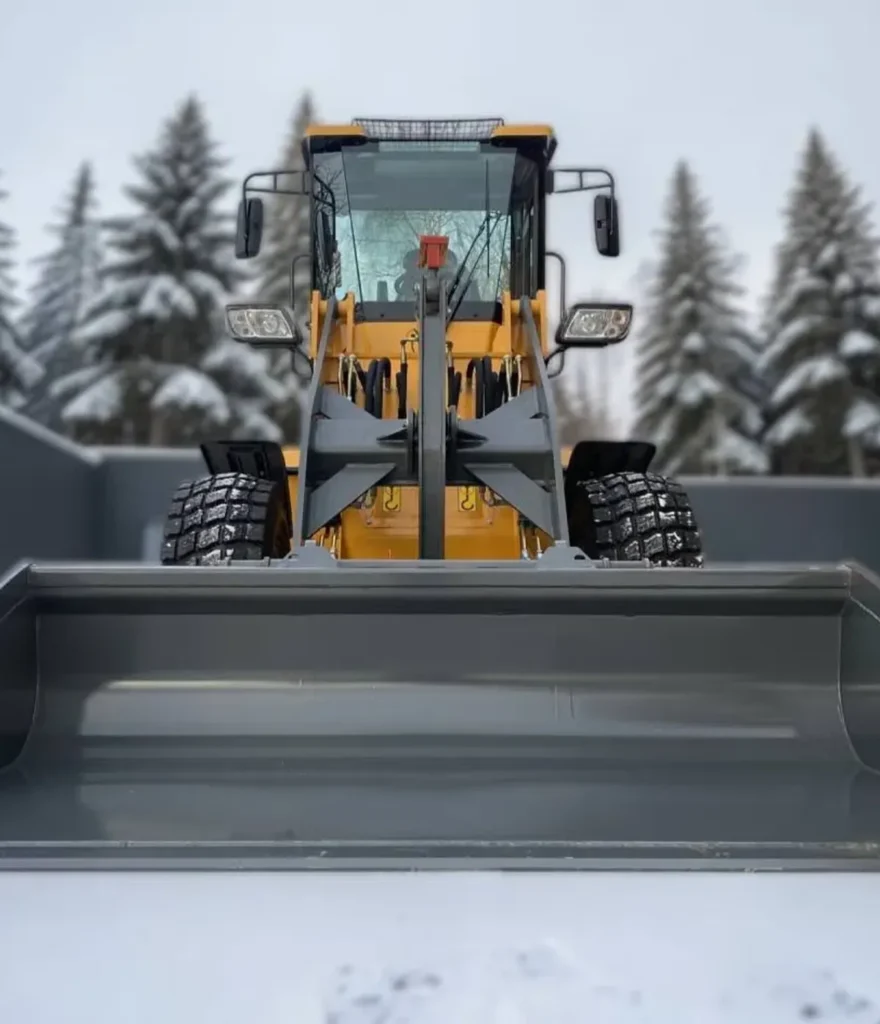 Euroloader L30T hjullastare arbetar med snöplog i vintermiljö