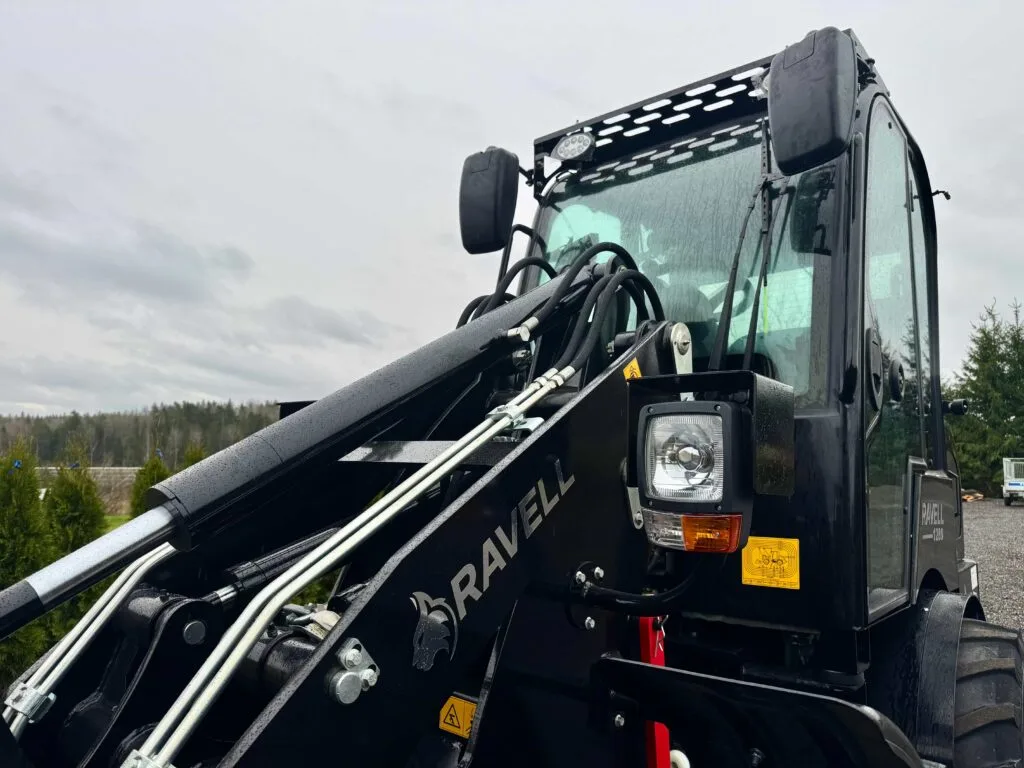 Smidig Ravell 1280 hjullastare snett framifrån med kraftfull Kubota-motor