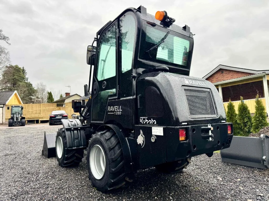 Svart Ravell 1280 hjullastare 2.5 ton parkerad utomhus