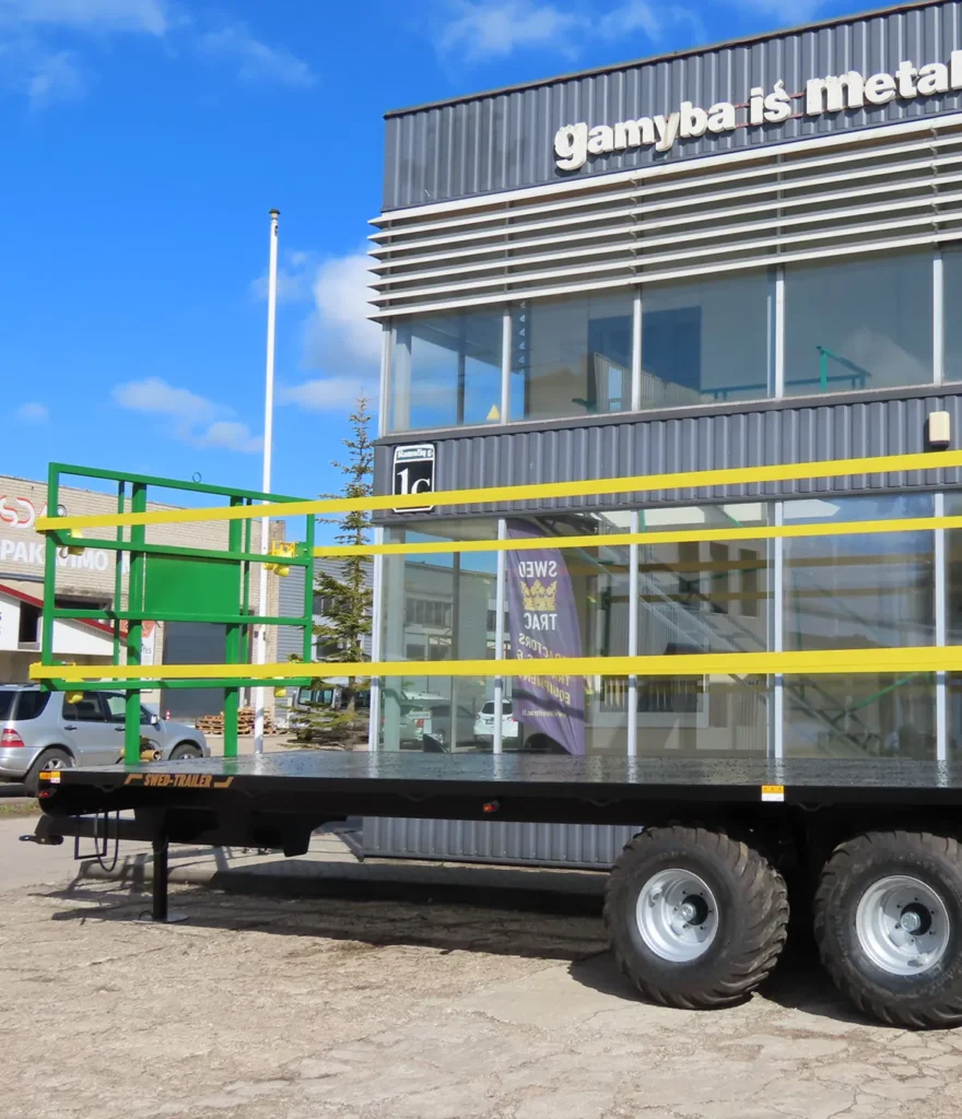 Grön balvagn 12 ton uppställd utomhus på grusplan