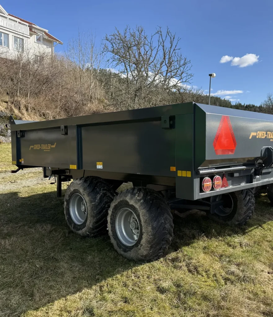 Grå dumpervagn 8 ton parkerad utomhus på gräsmatta