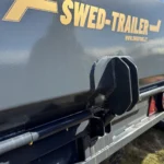 Bakläm med Swed-Trailer logotyp på grå dumpervagn 8 ton
