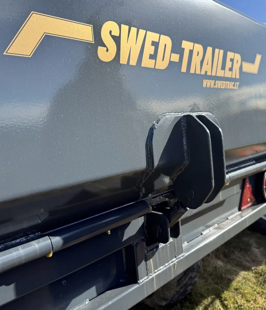 Bakläm med Swed-Trailer logotyp på grå dumpervagn 8 ton