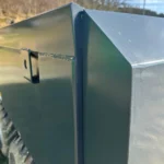 Närbild på kraftigt gångjärn till bakläm på dumpervagn 8 ton