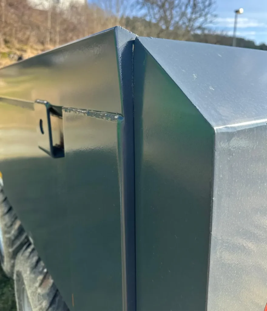 Närbild på kraftigt gångjärn till bakläm på dumpervagn 8 ton