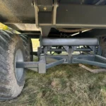 Detaljbild på balanserad boggi och kraftiga däck på dumpervagn 8 ton