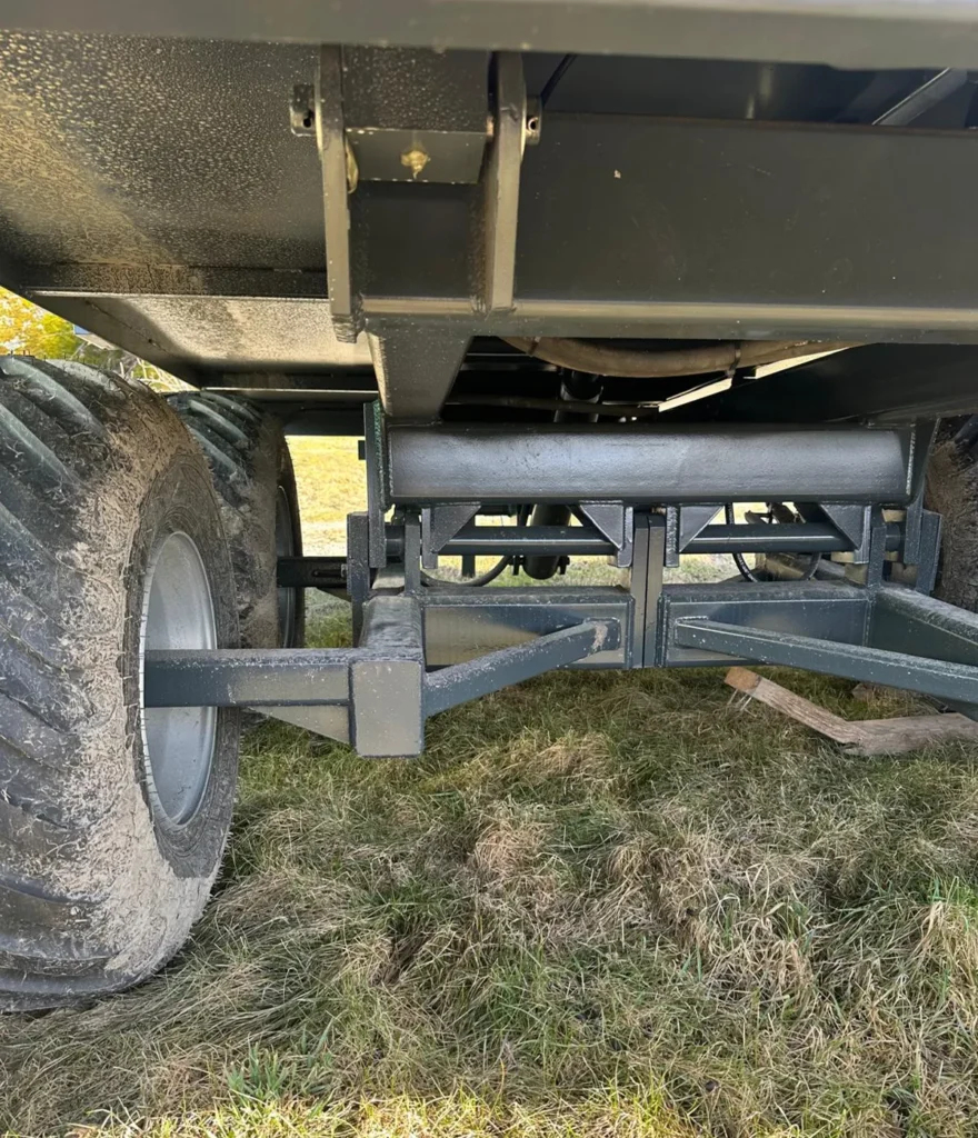Detaljbild på balanserad boggi och kraftiga däck på dumpervagn 8 ton