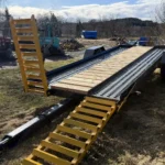 Maskintrailer 4 meter uppställd utomhus med fällda ramper