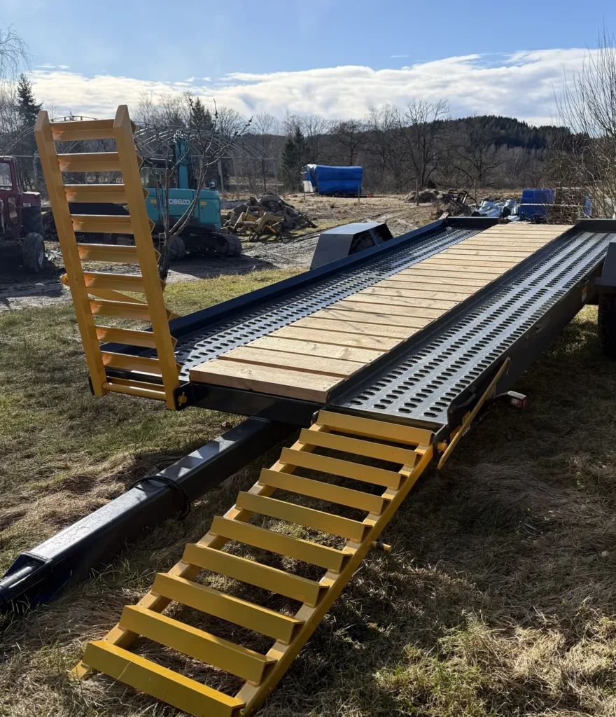 Maskintrailer 4 meter uppställd utomhus med fällda ramper