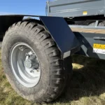Kraftigt däck och chassi på maskintrailer 4 meter 4 ton