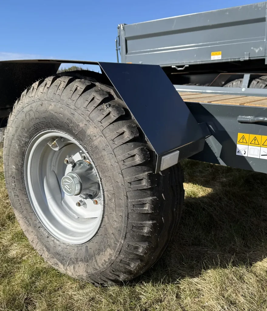 Kraftigt däck och chassi på maskintrailer 4 meter 4 ton
