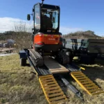 Minigrävare lastas på en EU-byggd maskintrailer 4 meter