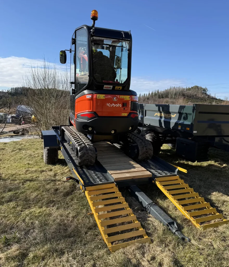 Minigrävare lastas på en EU-byggd maskintrailer 4 meter