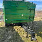 Grön spannmålsvagn 12 ton bakifrån med praktisk stege