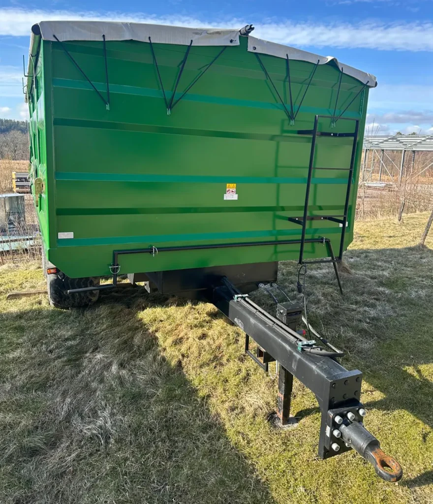 Grön spannmålsvagn 12 ton bakifrån med praktisk stege