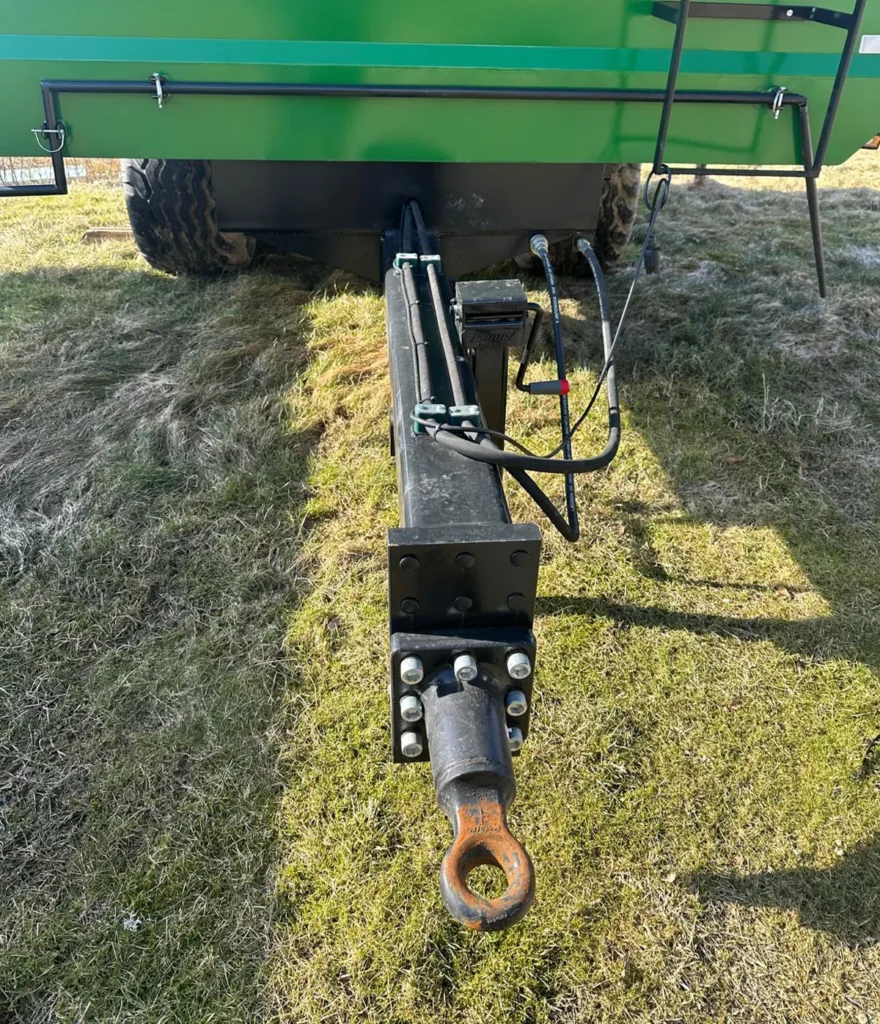 Kraftig dragstång och fäste på spannmålsvagn 12 ton
