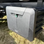 Praktisk svart förvaringslåda monterad på tippvagn 8 ton dropside