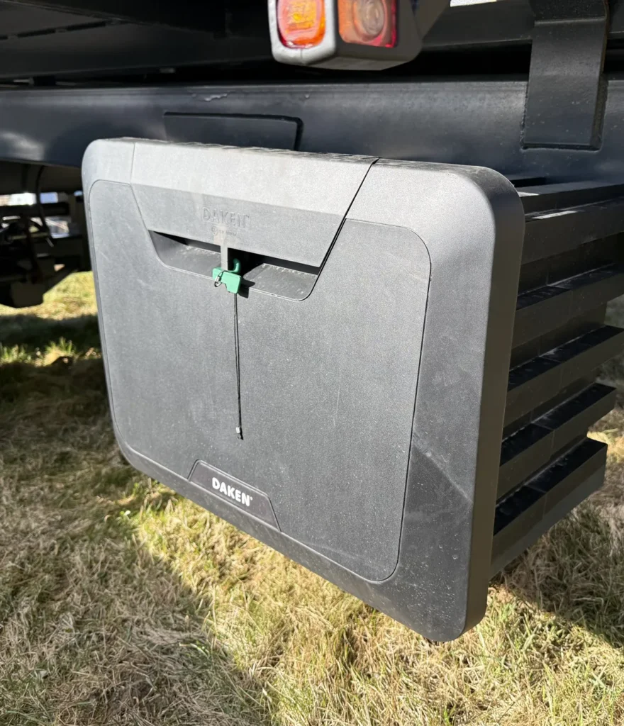 Praktisk svart förvaringslåda monterad på tippvagn 8 ton dropside