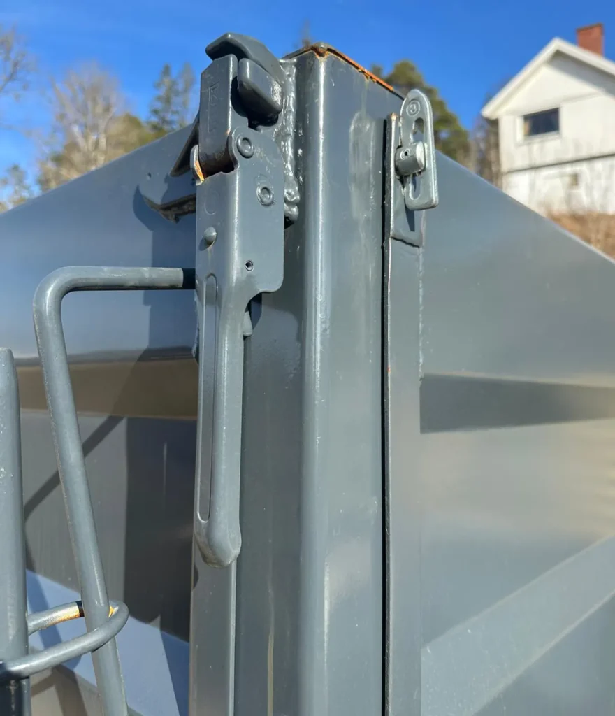 Kraftigt lås och mekanik till fällbara sidor på tippvagn 8 ton