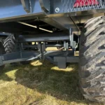 Detaljbild på robust tandemaxel och chassi på tippvagn 8 ton