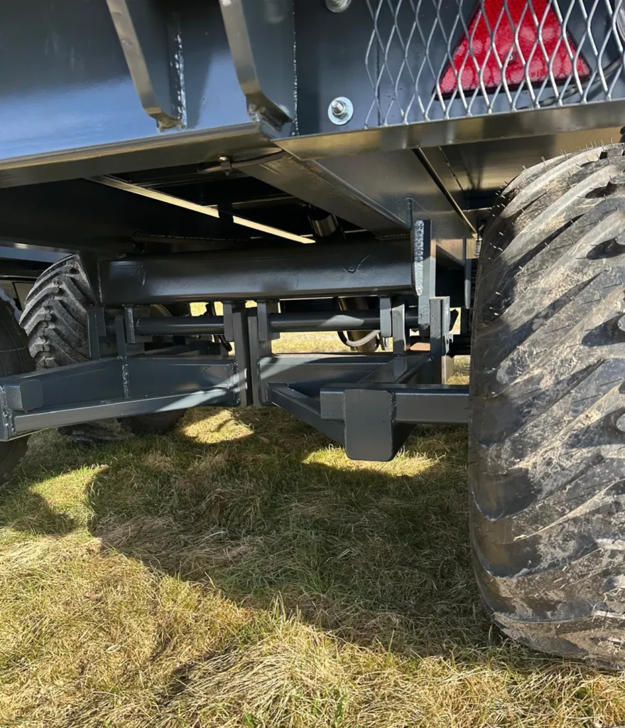 Detaljbild på robust tandemaxel och chassi på tippvagn 8 ton