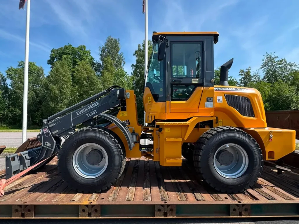 Euroloader TL30T teleskoplastare på trailer vid leverans till kund i Uppsala